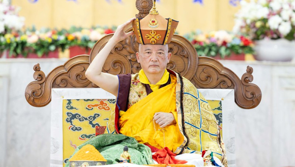 ༧སྐྱབས་མགོན་རྒྱལ་བའི་རྒྱལ་ཚབ་དྲུང་གཽ་ཤྲཱི་པ་ཆེན་པོས་དབུ་ཞྭ་མཐོང་གྲོལ་བསྒྲོན་མཇལ་རྩ་གསུམ་དྲིལ་སྒྲུབ་གྱི་བཀའ་དབང་བསྩལ་པ།